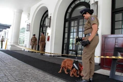 Cảnh sát phong tỏa một khách sạn ở Colombo, Sri Lanka, sau khi tại đây xảy ra vụ nổ ngày 21/4/2019. (Ảnh: THX/TTXVN)