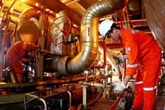 Công nhân kỹ thuật bảo trì thiết bị trên giàn. (Ảnh: Huy Hùng/TTXVN)