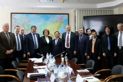 Đoàn công tác Đại sứ quán Việt Nam và Nhóm nghị sỹ hữu nghị chụp ảnh kỷ niệm. (Ảnh: Hồng Quân/TTXVN)