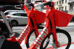 Uber triển khai cho thuê 500 xe đạp điện Jump và 500 xe điện scooter tại Paris. (Nguồn: AFP)