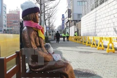 Bức tượng 'phụ nữ mua vui' dựng bên ngoài Lãnh sự quán Nhật Bản ở thành phố Busan, miền Nam Hàn Quốc. (Nguồn: AFP/TTXVN)