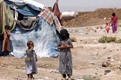 Trẻ em Yemen sơ tán tại một lán trại ở vùng ngoại ô thủ đô Sanaa. (Nguồn: AFP/TTXVN)