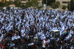 Biểu tình phản đối kế hoạch cải cách tư pháp của Chính phủ Israel tại Jerusalem, ngày 22/7/2023. (Ảnh: AFP/TTXVN)