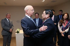 Thủ tướng Phạm Minh Chính gặp Giáo sư Klaus Schwab, Người sáng lập kiêm Chủ tịch Điều hành Diễn đàn Kinh tế Thế giới. (Ảnh: Dương Giang/TTXVN)