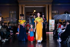 Trình diễn các mẫu áo dài tại Tuần lễ thời trang áo dài ở Fukuoka. (Ảnh: Phạm Tuân-Xuân Giao/Vietnam+)