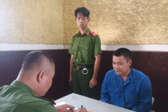 Đối tượng Trần Quốc Vịnh tại Cơ quan Công an. (Ảnh: TTXVN phát)