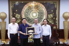 Chủ tịch Quốc hội Vương Đình Huệ tặng quà lưu niệm cho Ban Thường vụ Tỉnh ủy Bạc Liêu. (Ảnh: Nhan Sáng/TTXVN)