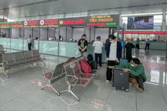 Hành khách mua vé đi tuyến Cần Thơ - TPHCM tại quầy vé của Công ty TNHH Vận tải Du lịch Yên Phong trưa 18/1/2024 (Đây là quầy vé của nhà xe Thành Bưởi trước khi dừng hoạt động). (Ảnh: Thanh Liêm/TTXVN)