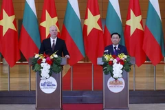 Chủ tịch Quốc hội Vương Đình Huệ và Chủ tịch Quốc hội Bulgaria Rossen Dimitrov Jeliazkov chủ trì buổi họp báo thông báo kết quả hội đàm. (Ảnh: Nhan Sáng/TTXVN)