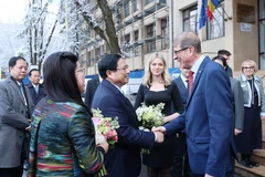 Lãnh đạo Trường Đại học Kỹ thuật Xây dựng Bucharest đón Thủ tướng Phạm Minh Chính và Phu nhân. (Ảnh: Dương Giang/TTXVN)