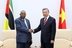 Bộ trưởng Bộ Công an Tô Lâm tiếp Đại sứ Mozambique tại Việt Nam Leonardo Rosario Manuel Pene. (Ảnh: Phạm Kiên/TTXVN)