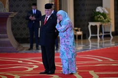 Tiểu vương Sultan Ibrahim Sultan Iskandar (trái) của bang Johor sau khi được bầu chọn làm Quốc vương tiếp theo của Malaysia tại Kuala Lumpur ngày 27/10/2023. (Ảnh: AFP/TTXVN)