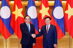 Chủ tịch Quốc hội Vương Đình Huệ đón Thủ tướng Lào Sonexay Siphandone. (Ảnh: Nhan Sáng-TTXVN)