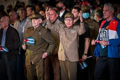 Đại tướng Raul Castro Ruz (giữa) và Chủ tịch Cuba Miguel Díaz-Canel (phải) dẫn đầu đoàn tuần hành nhân kỷ niệm 170 năm ngày sinh của Anh hùng Dân tộc José Martí tại thủ đô La Habana, ngày 28/1/2023. (Ảnh: AFP/TTXVN)