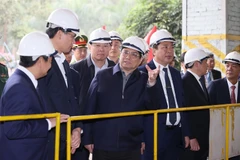 Thủ tướng Phạm Minh Chính thăm Phân xưởng luyện thép của Nhà máy Gang thép Cao Bằng. (Ảnh: Dương Giang/TTXVN)