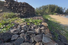 Một đoạn kè bằng rọ đá nhằm hạn chế sạt lở. (Ảnh: Đinh Hương/TTXVN)