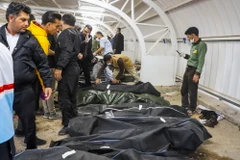 Thi thể các nạn nhân trong vụ nổ tại lễ tưởng niệm chỉ huy cấp cao Lực lượng Vệ binh Cách mạng Hồi giáo Iran (IRGC) ở thành phố Kerman, ngày 3/1/2024. (Ảnh: AFP/TTXVN)