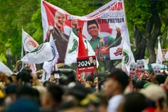 Những người ủng hộ cặp ứng viên tranh cử tổng thống và phó tổng thống Indonesia Ganjar Pranowo và Mahfud MD tập trung trước Ủy ban tổng tuyển cử ở Jakarta, ngày 19/10/2023. (Ảnh: AFP/TTXVN)