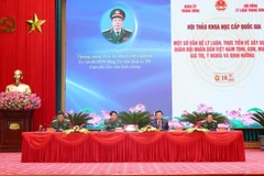 Đại tướng Lương Cường và Chủ tịch Hội đồng Lý luận Trung ương Nguyễn Xuân Thắng cùng các đại biểu chủ trì hội thảo. (Ảnh: Trọng Đức/TTXVN)