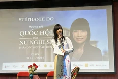Chị Stéphanie Đỗ chia sẻ câu chuyện thành công của mình với cộng đồng người Việt tại Pháp. (Ảnh: Thu Hà/TTXVN)