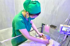 Trẻ sơ sinh sau khi được cấp cứu thành công. (Ảnh: Ánh Tuyết/TTXVN)