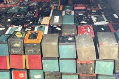 Bình ắcquy cũ chứa chất độc gây hại. (Ảnh minh họa: TTXVN phát)