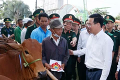 Chủ tịch nước tặng bò cho hộ nghèo tại "Xuân biên phòng ấm lòng dân bản"