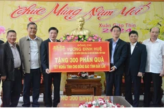 Trao tượng trưng 300 suất quà Tết của Chủ tịch Quốc hội cho đồng bào tỉnh Đắk Lắk. (Ảnh: Tuấn Anh/TTXVN)