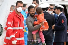 Người di cư được đưa tới cảng Messina sau khi được cứu sống ngoài khơi bờ biển Sicily ngày 16/5. (Nguồn: AFP/TTXVN)
