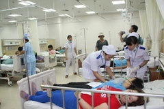 Công nhân bị ngộ độc khí đang được cấp cứu tại Bệnh viện đa khoa Đồng Nai. (Ảnh: Sỹ Tuyên/TTXVN)