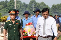 Đại diện Bộ Tư lệnh Quân khu 5 tiễn đưa các Anh hùng Liệt sỹ về nơi an nghỉ. (Ảnh: Dương Giang/TTXVN)