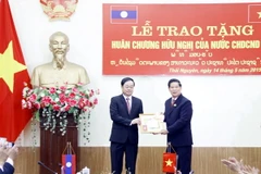 Trao tặng Huy chương Hữu nghị của Lào cho tỉnh Thái Nguyên