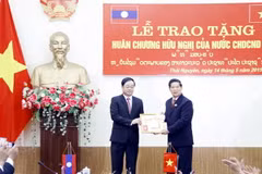 Trao tặng Huy chương Hữu nghị của Lào cho tỉnh Thái Nguyên
