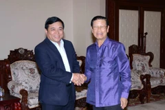 Phó Thủ tướng Lào Somsavath Lengsavath (phải) tiếp Thứ trưởng Nguyễn Chí Dũng. (Nguồn: Phạm Kiên/Vietnam+)