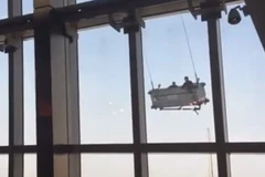 [Video] Công nhân lau kính đung đưa trên tòa nhà cao thứ 7 thế giới