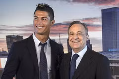 Florentino Perez bên bản hợp đồng đáng giá của mình Cristiano Ronaldo. (Nguồn: www.marca.com)