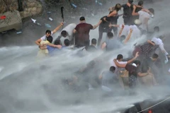 Lực lượng an ninh dùng vòi rồng giải tán người biểu tình ở Liban. (Nguồn: bbc)