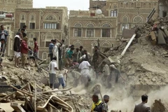 Người dân Yemen tìm kiếm người sống sót sau vụ oanh tạc ở thành cổ Sanaa ngày 12/6. (Nguồn: AFP/TTXVN)