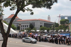 Người dân xếp hàng vào viếng ông Lý Quang Diệu ngày càng đông