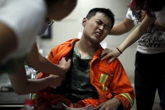 Một người lính cứu hỏa đang được sơ cứu ở bệnh viện sau vụ nổ ở Thiên Tân. (Nguồn: Reuters)