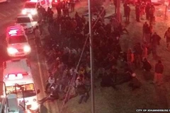 Lực lượng cấp cứu tới hiện trường sau vụ tai nạn. (Nguồn: BBC)