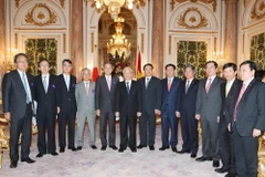 Tổng Bí thư Nguyễn Phú Trọng tiếp Chủ tịch Tập đoàn Sumitomo Kuniharu Nakamura. (Ảnh: Trí Dũng/TTXVN)