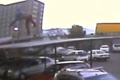 Reyes mất thăng bằng và bị rơi xuống từ tầng 17. (Nguồn: RT)