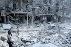 Cảnh đổ nát sau một vụ không kích ở Al-Shaar, Aleppo ngày 17/9. (Nguồn: Reuter/TTXVN)