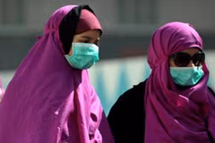 Người dân Saudi Arabia đeo khẩu trang đề phòng dịch MERS. (Nguồn: AP)