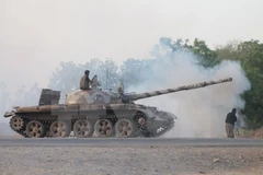 Giao tranh giữa lực lượng ủng hộ Tổng thống Hadi và phiến quân Houthi tại thành phố cảng Aden, miền nam Yemen ngày 14/5. (Nguồn: AFP/TTXVN)