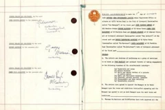 Bản hợp đồng khởi nghiệp có đầy đủ chữ ký của các thành viên The Beatles. (Ảnh: Mirror)