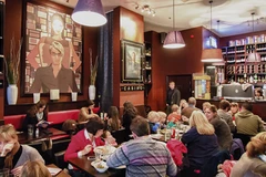 Doanh thu của nhà hàng ở Anh tăng tới 39% kể từ năm 2010 