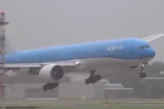 Máy bay lắc lư khi hạ cánh. (Nguồn: YouTube)