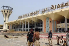 Lực lượng trung thành với Tổng thống lưu vong Abd-rabbu Mansour Hadi tại sân bay Aden. (Nguồn: AFP)